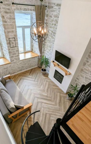Квітка на камені , Старе місто, з окремим двориком, Kam'yanets'-Podil's'kyi